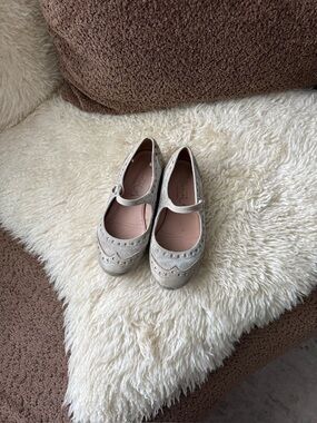 Eli Papanatas girls' gray wingtip Mary Jane shoes